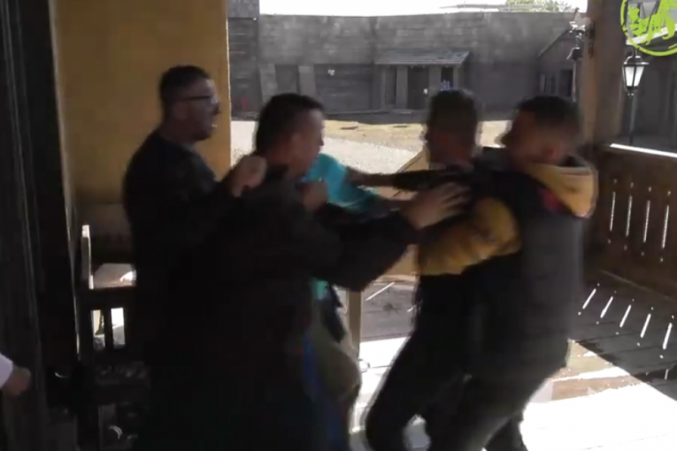 Kiki Star pljunula Božu Džonsa Farma 8 svadja