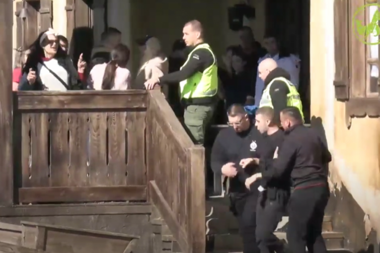 Kiki Star pljunula Božu Džonsa Farma 8 svadja