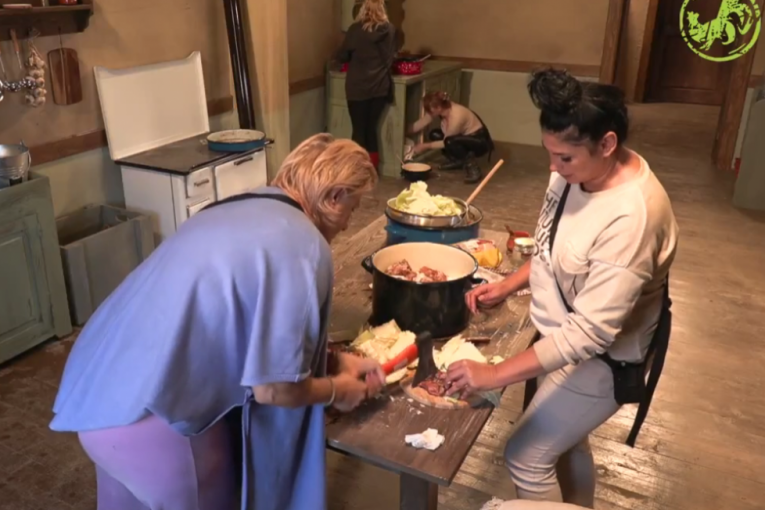 Jelena Golubović seče meso sekirom Farma 8