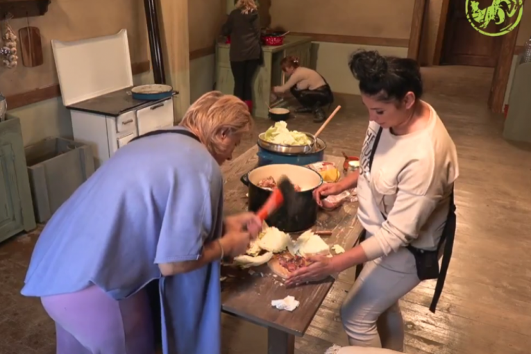 Jelena Golubović seče meso sekirom Farma 8