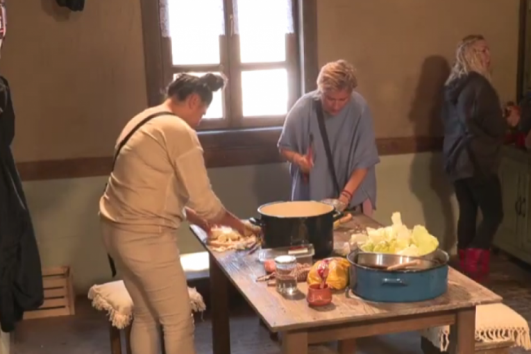 Jelena Golubović seče meso sekirom Farma 8