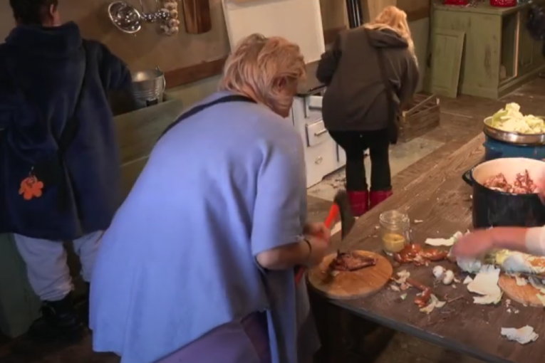 Jelena Golubović seče meso sekirom Farma 8