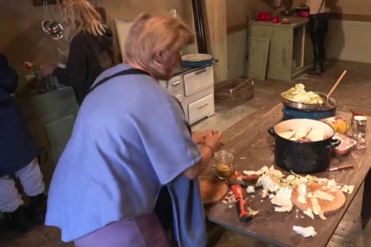 Jelena Golubović seče meso sekirom Farma 8