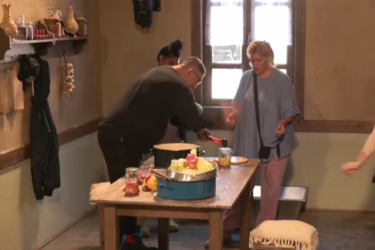 Jelena Golubović seče meso sekirom Farma 8