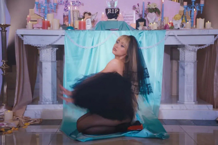 Sabrina Karpenter snimila spot u crkvi