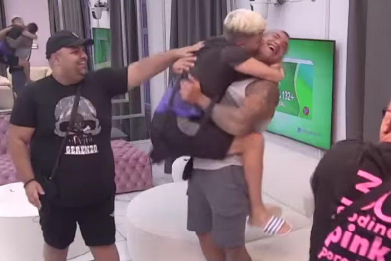 Uroš Stanić izvodi striptiz Marku Zecu