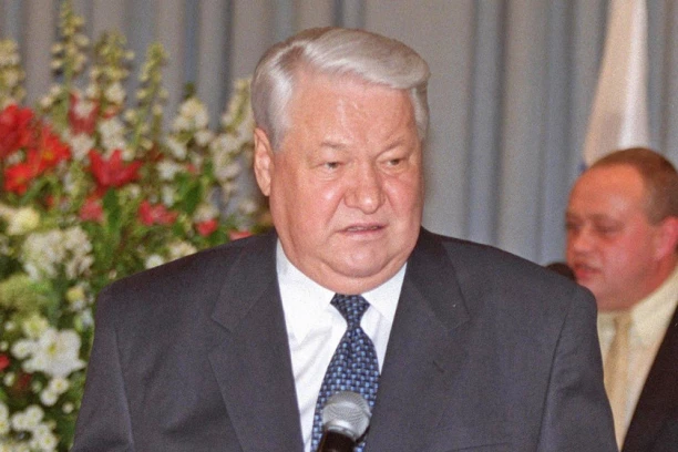 MRTAV PIJAN IZAŠAO U DONJEM VEŠU ISPRED BELE KUĆE I TRAŽIO TAKSI: Incident sa Borisom Jeljcinom tokom posete Vašingtonu i danas se prepričava