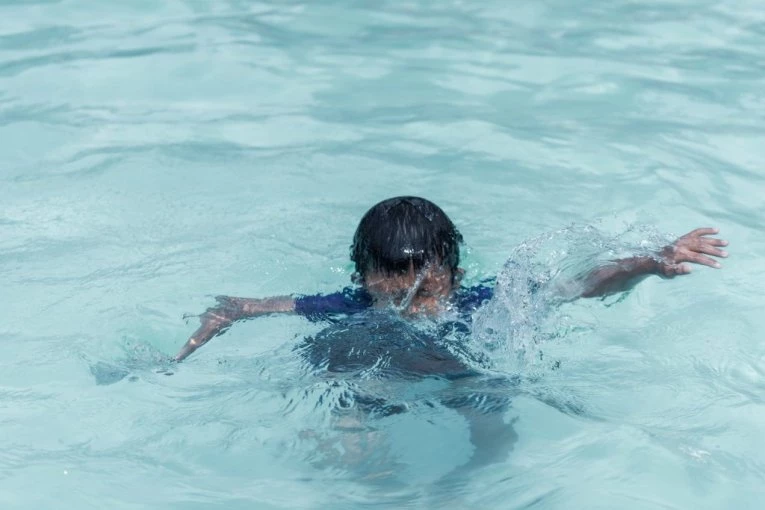 VETAR ODNEO DECU NA PUČINU, VRIŠTALA OD STRAHA: Drama u moru, spasioci podigli helikoptere!