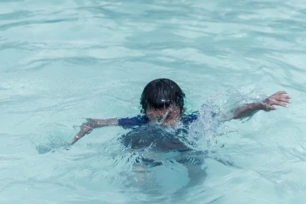 VETAR ODNEO DECU NA PUČINU, VRIŠTALA OD STRAHA: Drama u moru, spasioci podigli helikoptere!