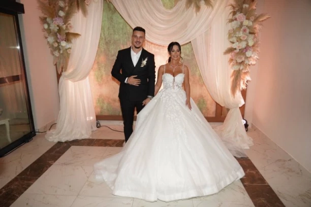 SVE BLIŽA POROĐAJU: Aleksandra Bursać SIJA u trudnoći - budući tata PREPONOSAN! (FOTO)