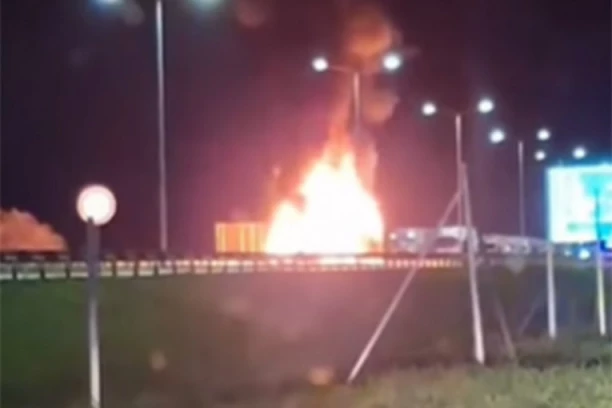 IZBIO VELIKI POŽAR KOD NOVOG SADA! Zapalila se prikolica kamiona na auto-putu! (VIDEO)