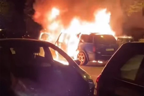 GORI AUTOMOBIL NA KARABURMI! Vatra se širi, vatrogasci na terenu! (VIDEO/FOTO)