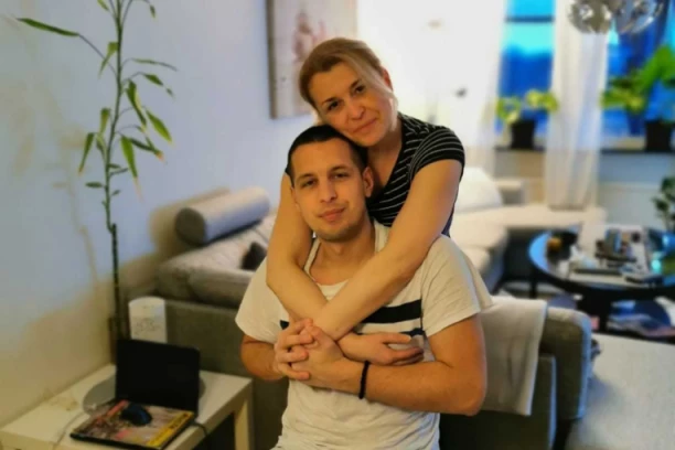 NIŠTA NAM NEĆE VRATITI ALEKSU, ALI SE NADAMO DA ĆE UBICA DOBITI NAJVEĆU KAZNU! Majka ubijenog mladića iz Aleksinca uoči kraja suđenja: "Bilo je mučno, sve vreme su glumili i lagali!"