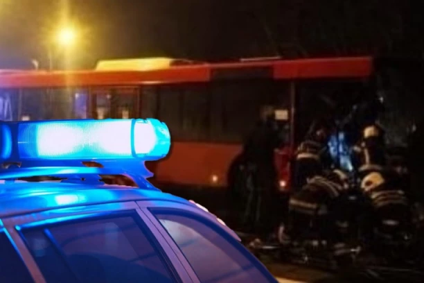 TEŠKA DRAMA U NOVOM SADU! Čovek sa automatskom puškom u autobusu!? POLICIJA VOZILU PREPREČILA PUT! (VIDEO)