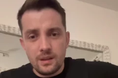 "TAMO GDE SU ANĐELI, TU JE I TVOJA PLEMENITA DUŠA..." Dom Mirze Selimovića ZAVIJEN U CRNO, majci se obratio emotivnim rečima!