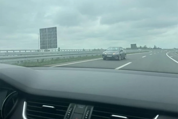 DA LI JE OVO NAJBAHATIJI VOZAČ U BEOGRADU? Devojka vozi kontrasmerom po auto-putu, parkira na tramvajskim šinama (VIDEO)