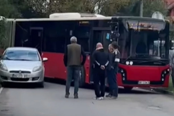 ŠTA SE OVO UPRAVO DESILO U ZEMUNU? Stao isped autobusa, A ONDA JE POČEO DA NASRĆE (FOTO)