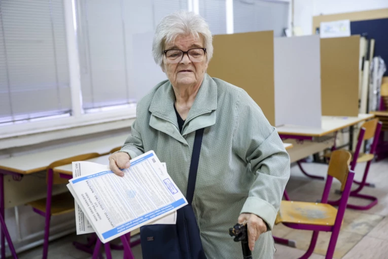 ZATVORENA BIRALIŠTA U BiH: Izbori održani prema novim pravilima Kristijana Šmita (VIDEO)