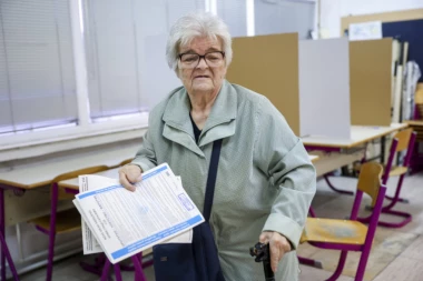 ZATVORENA BIRALIŠTA U BiH: Izbori održani prema novim pravilima Kristijana Šmita (VIDEO)