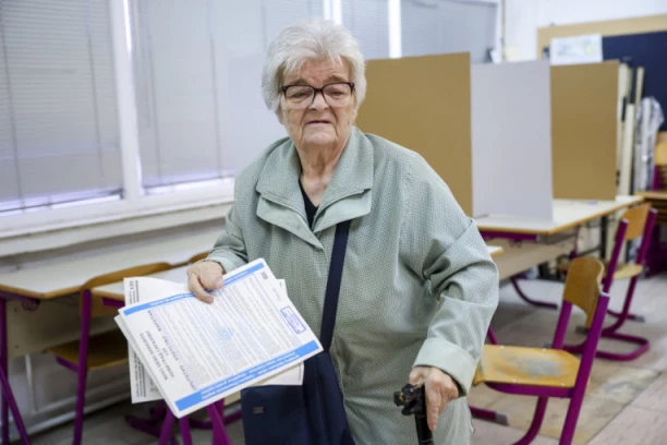 ZATVORENA BIRALIŠTA U BiH: Izbori održani prema novim pravilima Kristijana Šmita (VIDEO)