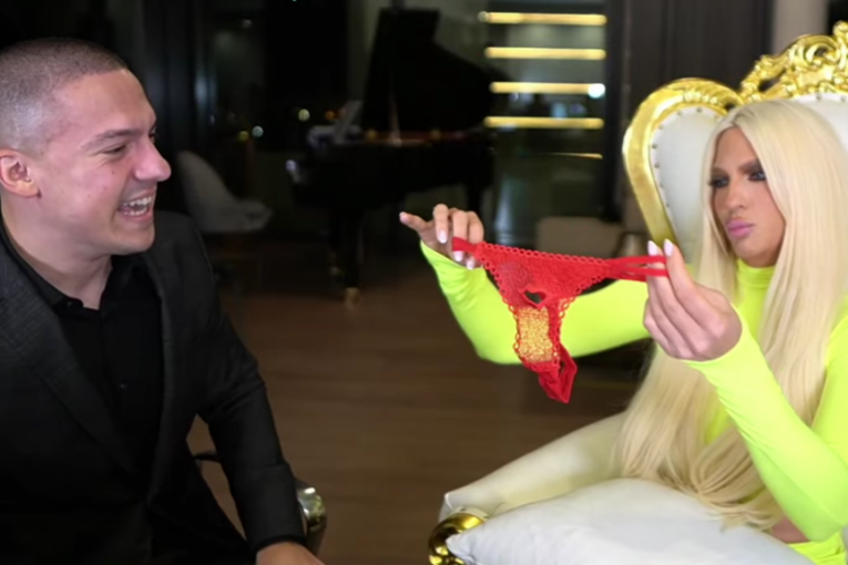 Baka Prase pokloni Jeleni Karleuši gaćice