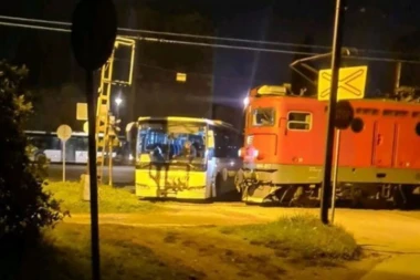 UŽAS KOD SMEDEREVSKE TVRĐAVE! Sudar autobusa i voza! (FOTO)