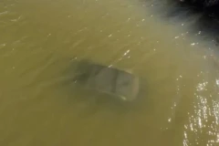 VOZAČU NIJE BILO SPASA! Pogledajte dramatičan snimak izvlačenja tela iz automobila koji je upao u jezero kod Bečmena! (UZNEMIRUJUĆI VIDEO)