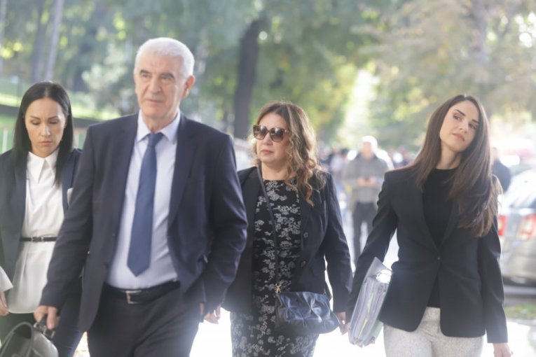 Miljana Kecmanović u pratnji advokata Borivoja i Irine Borović