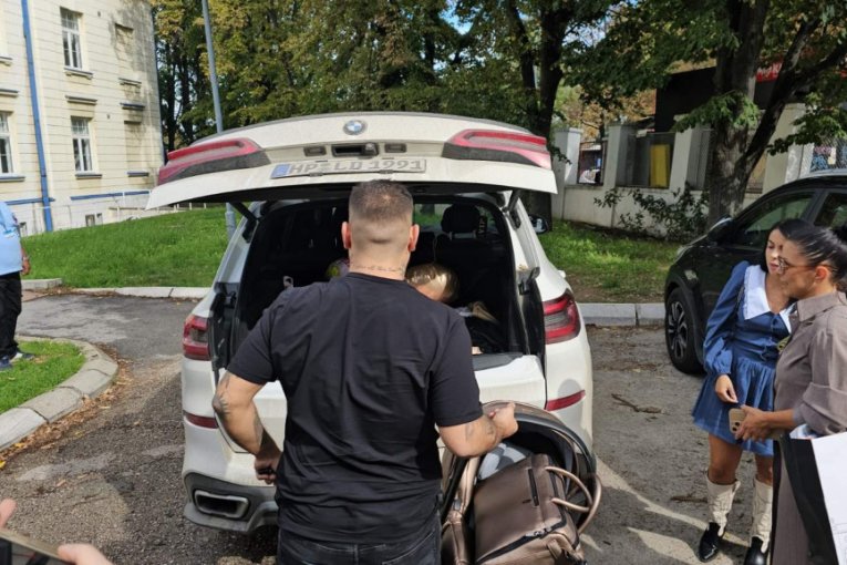 Darko Lazić stigao u porodlište po Katarinu i ćerku Srnu