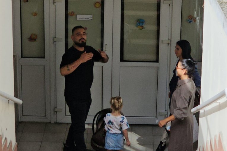 Darko Lazić stigao u porodlište po Katarinu i ćerku Srnu