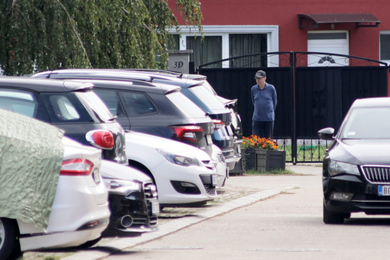 Saša Popović ispred kuće 