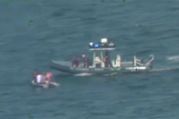 I NIJE NEKI SPAS: Putnika izvukli iz vode nakon što se mali avion srušio, a onda su mu zbog ovoga STAVILI LISICE NA RUKE!