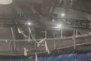 KAMENJE PADALO PO LJUDIMA! Novi krov na hramu iznenada se srušio kao kula od karata (VIDEO)