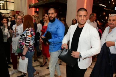 DRAGOJEVIĆ STAO NA LUDI KAMEN! Mlada u venčanici pokazala trudnički stomak! (FOTO)