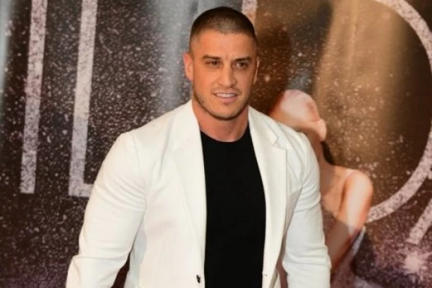 DRAGOJEVIĆI NAPRAVILI SLAVLJE ZA PAMĆENJE: Ponosni tata David zaplesao iz sve snage - CRNA MAČKA, BELI MAČOR! (VIDEO)