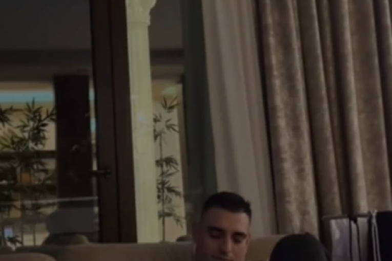 rko Lazić uspavljuje ćerku