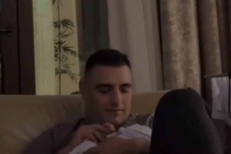 Darko Lazić uspavljuje ćerku