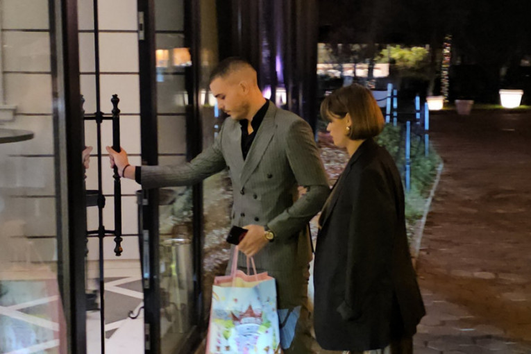 Viktor Živojinović sa devojkom Sofijom na proslavi krštenja Đanijeve unuke