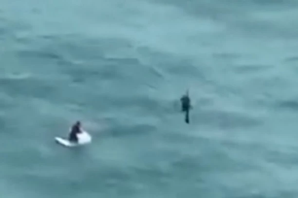 KAKO JE OVO PREŽIVEO? Muškarac usred uragana PLUTAO NA FRIŽIDERU 50 kilometara od obale! Evo šta su zatekli spasioci na kraju (VIDEO)