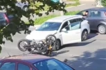 SUDARILI SE AUTOMOBIL I MOTOR U ZEMUNU: Vozač motocikla hitno prebačen u Urgentni centar! (VIDEO)
