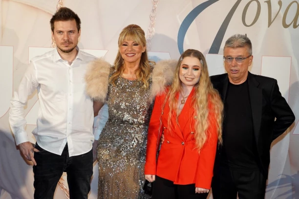 PRVO OGLAŠAVANJE PORODICE SAŠE POPOVIĆA! Ne kriju sreću zbog radosnih vesti!