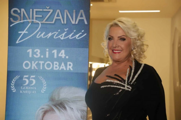 ČETIRI GENERACIJE NA JEDNOM MESTU! Ovo su majka, ćerka i UNUKA Snežane Đurišić - lepotica sve očarala izgledom! (GALERIJA)