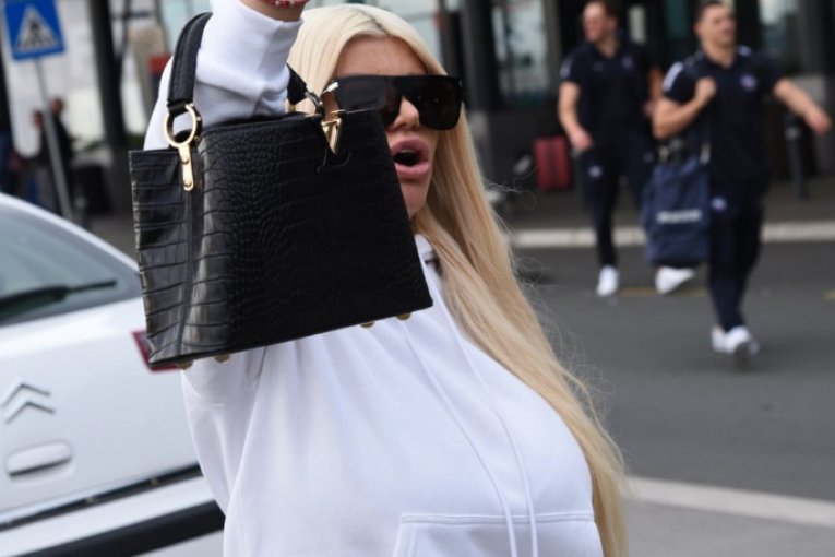 Sloba i Dara na aerodromu