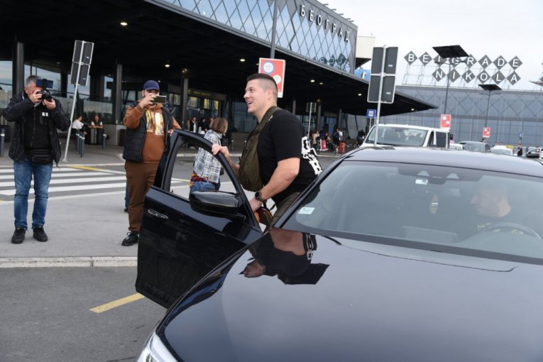 Sloba i Dara na aerodromu