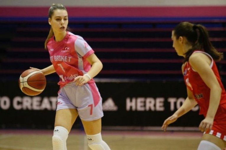 Jana Đorđević igra košarku