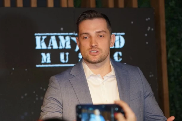 PEVAČ U TOALETU ZATEKAO NEPOZNATU GOLU ŽENU, OVU SCENU NE MOŽE DA IZBRIŠE IZ SEĆANJA! Zbog njene poruke će vam pasti vilica!