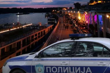 DRAMA KOD BETON HALE! Mladić upao u vodu i počeo da se davi!