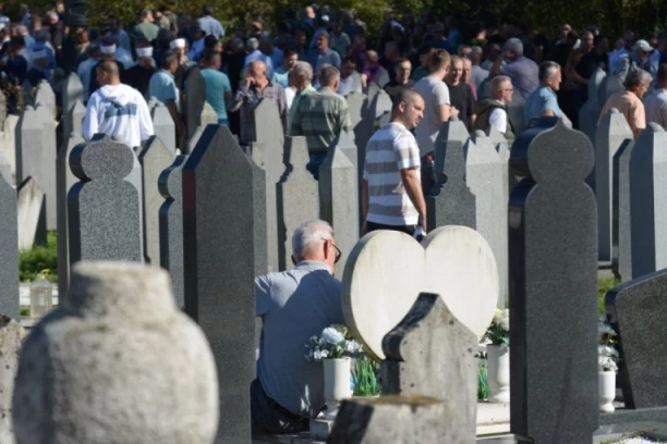 OSKRNAVLJENO PRAVOSLAVNO GROBLJE! Polomljeno 60 spomenika!