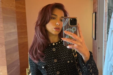 KONTROVERZNA ALBANKA BEZ DONJEG VEŠA: Zgrozila ceo svet, pljušte komentari - SRAMOTA, DA LI TI UOPŠTE NOSIS ODEĆU?! (FOTO)