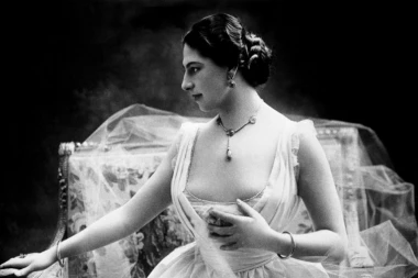 NAJFATALNIJA ŽENA 20. VEKA OKO KOJE SE I DANAS PLETU LEGENDE: U smrt je otišla sa osmehom uz poljubac streljačkom vodu!